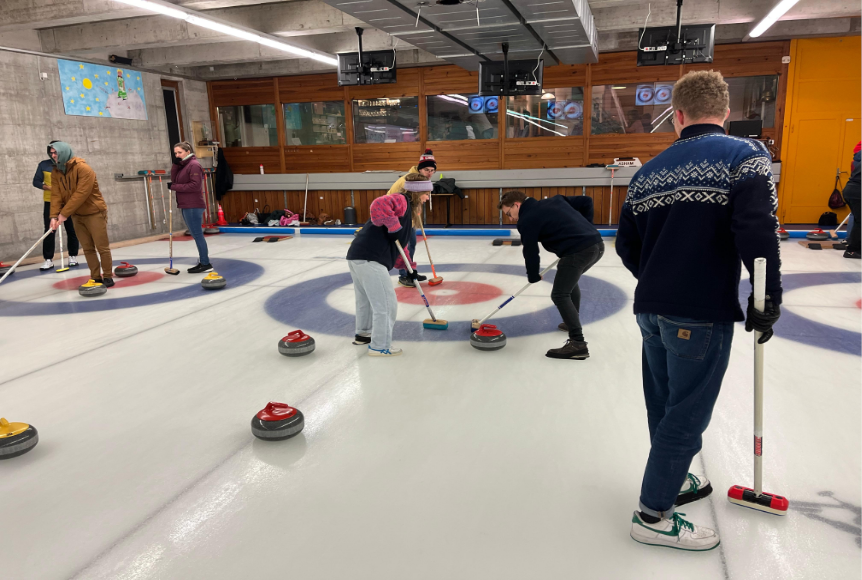 Une équipe de jeunes du CCS-LJ jouant au curling
